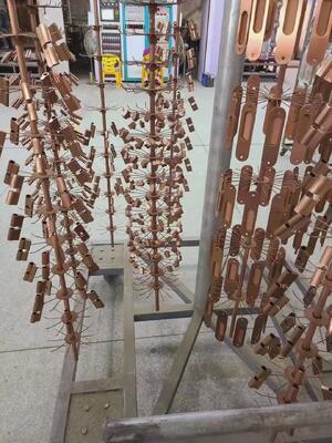 ماشین پوشش PVD کاملا اتوماتیک با پوشش ضد آبرژن و ضد خوردگی برای قطعات سخت افزاری قفل