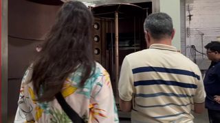 مشتری ایران نمونه های روکش دار PVD را پس از آزمایش بررسی می کند
